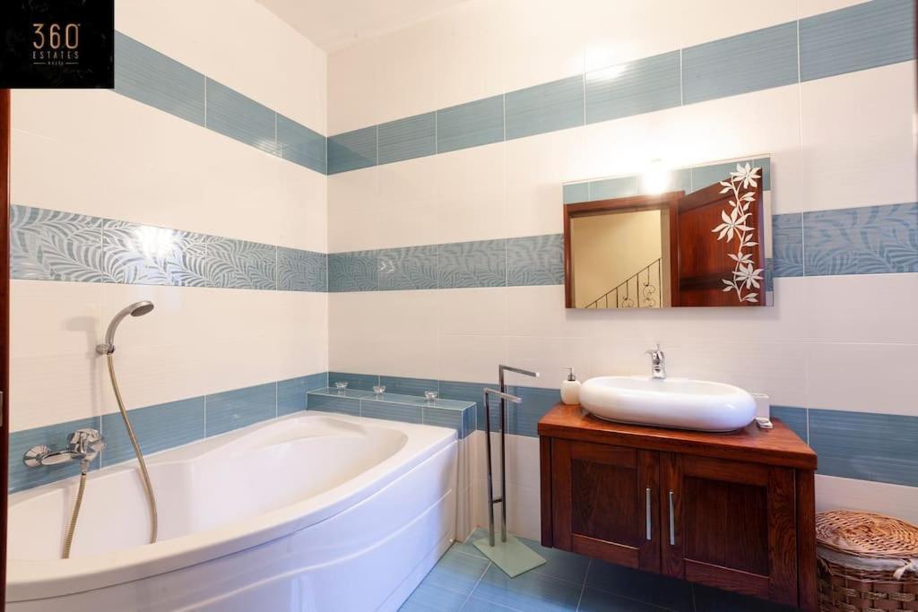 Beautiful, Typical Maltese 4Br Home With Roof Top By 360 Estates Σλιέμα Εξωτερικό φωτογραφία