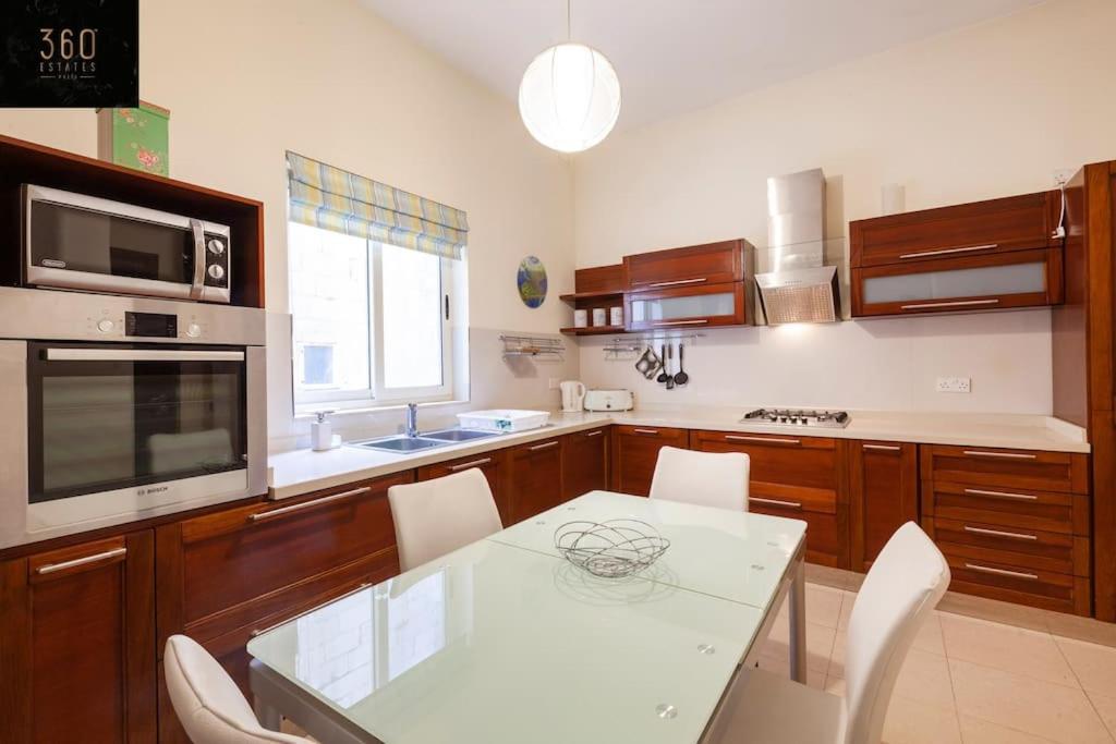 Beautiful, Typical Maltese 4Br Home With Roof Top By 360 Estates Σλιέμα Εξωτερικό φωτογραφία