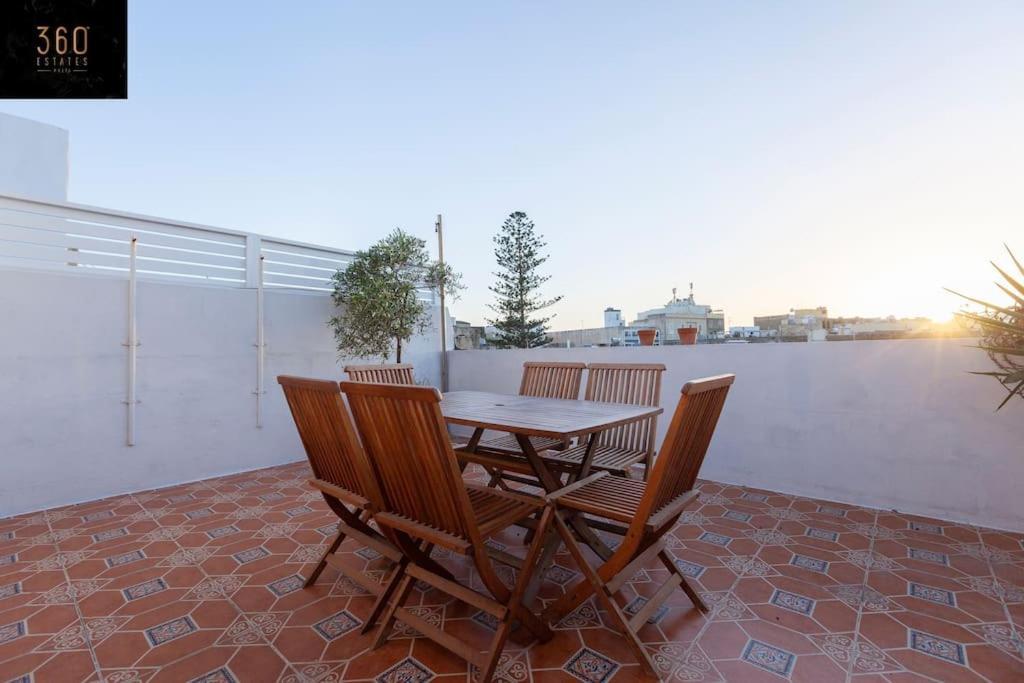 Beautiful, Typical Maltese 4Br Home With Roof Top By 360 Estates Σλιέμα Εξωτερικό φωτογραφία