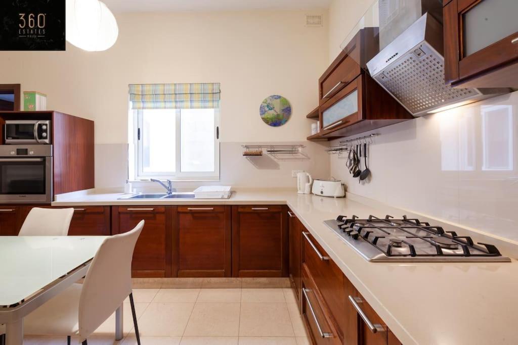 Beautiful, Typical Maltese 4Br Home With Roof Top By 360 Estates Σλιέμα Εξωτερικό φωτογραφία