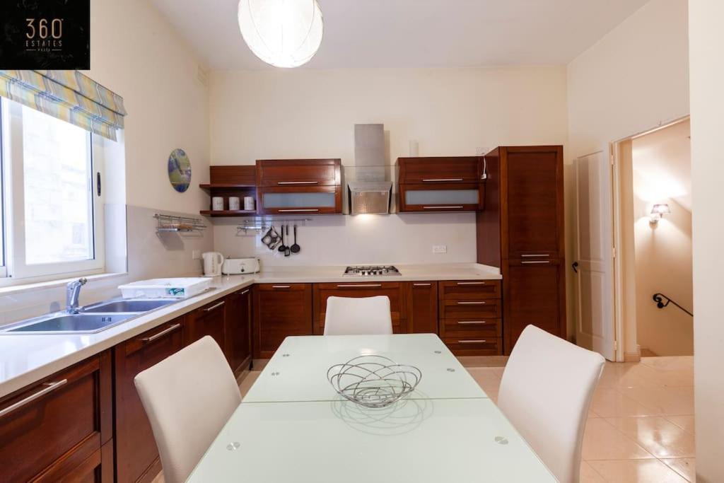 Beautiful, Typical Maltese 4Br Home With Roof Top By 360 Estates Σλιέμα Εξωτερικό φωτογραφία